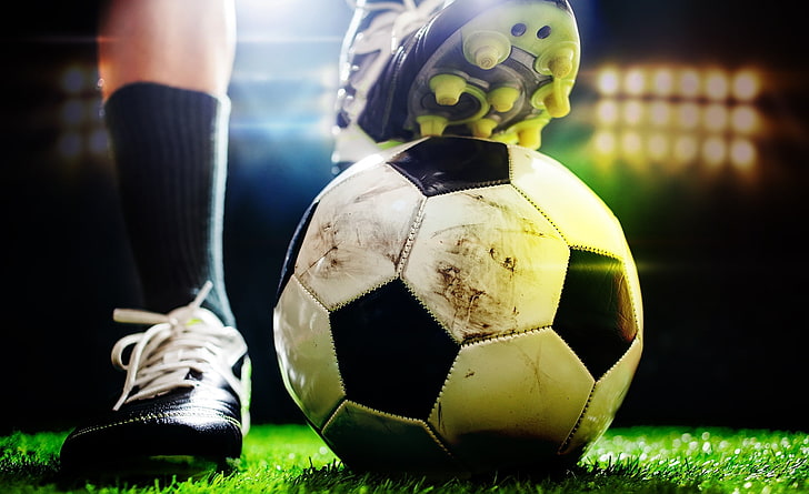 金年会公司：户外篮球场旁边有健身器材